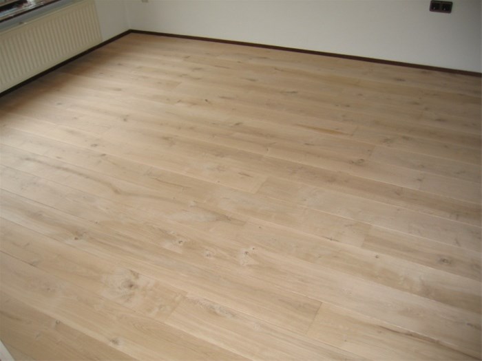 C224 – Massief eiken parket, gestopt, geschuurd - Afbeelding 2