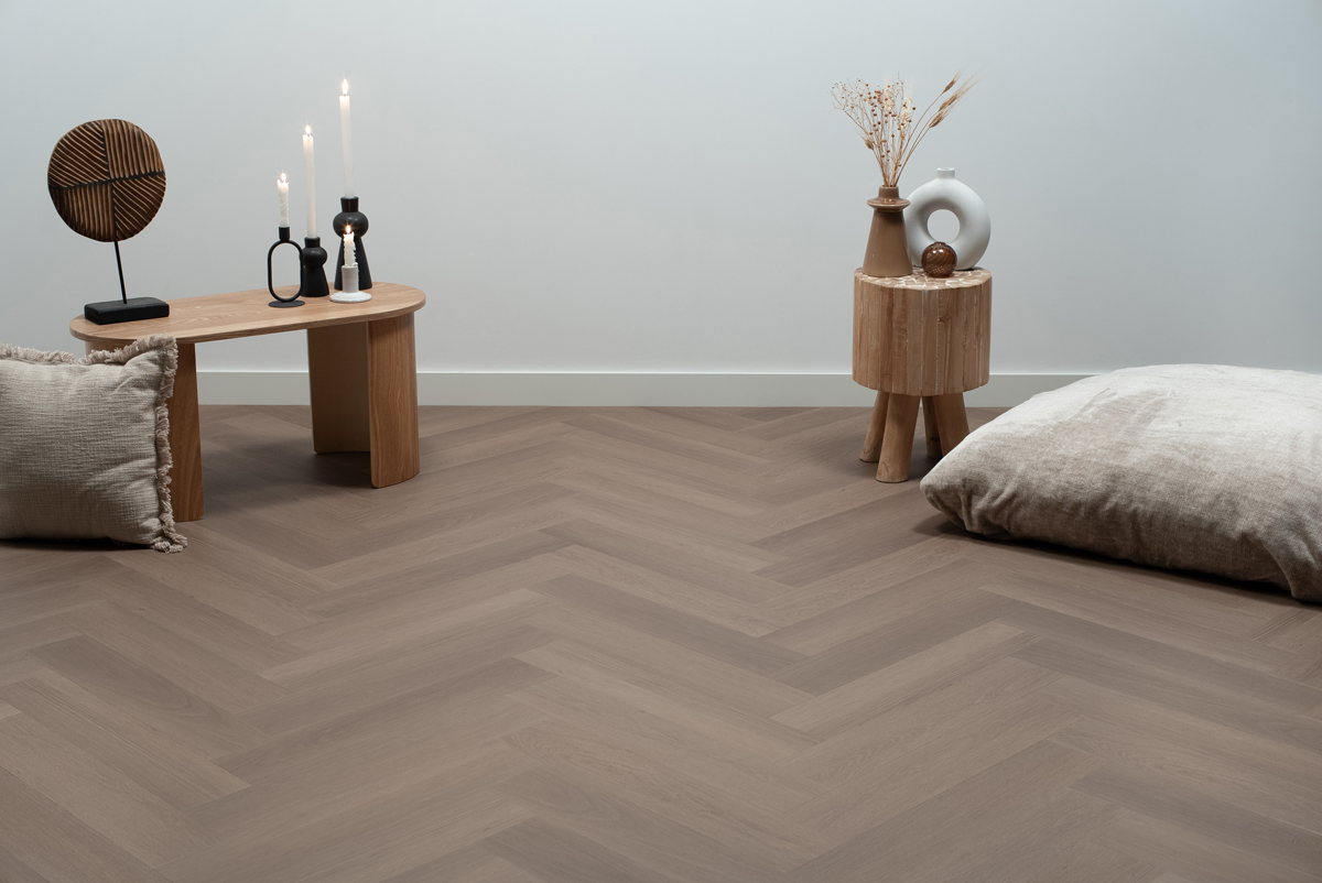 Floer Visgraat Click PVC vloer Greige Eiken sfeer front.webp