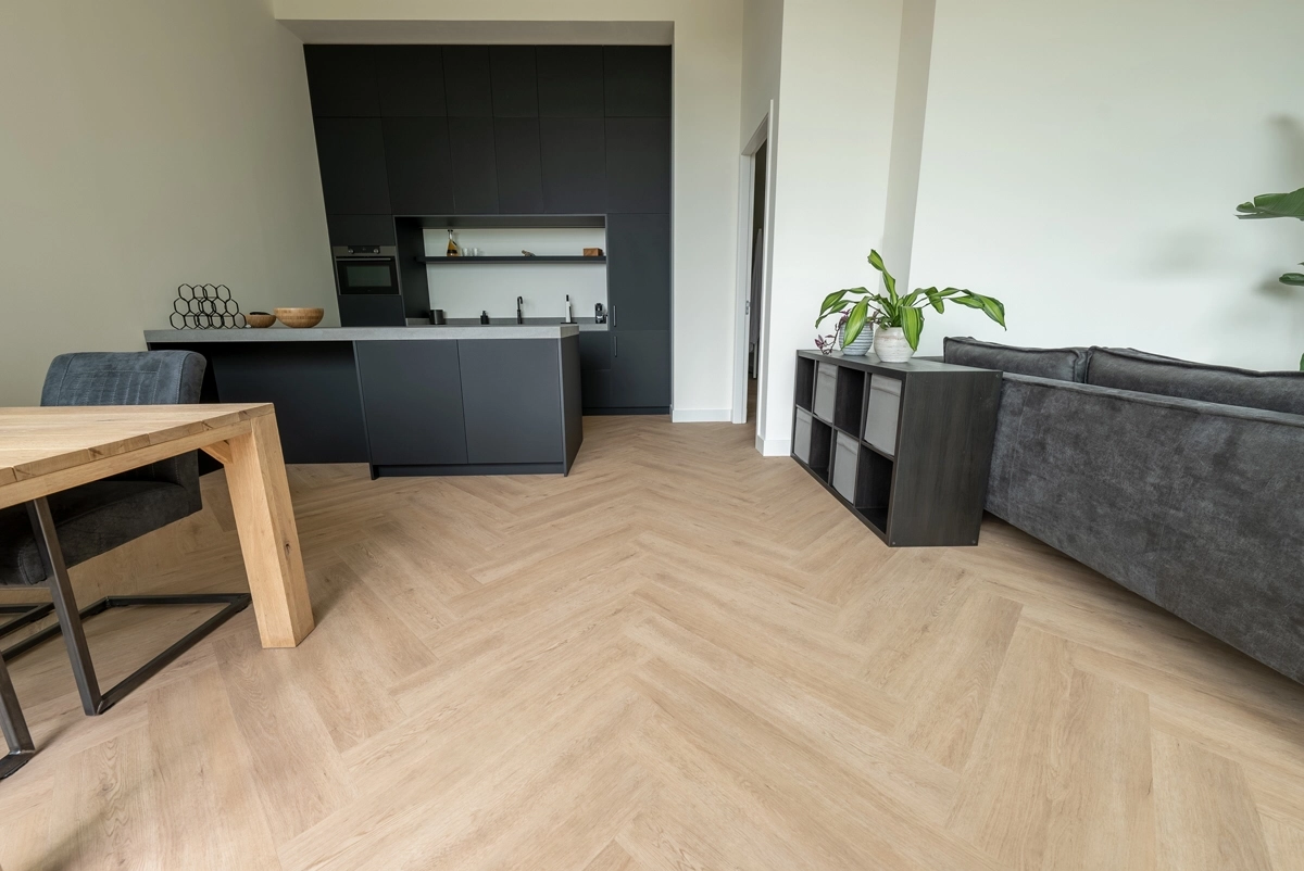 Floer Walvisgraat Click PVC Gaia Grijsbeige woning inrichting 1.webp