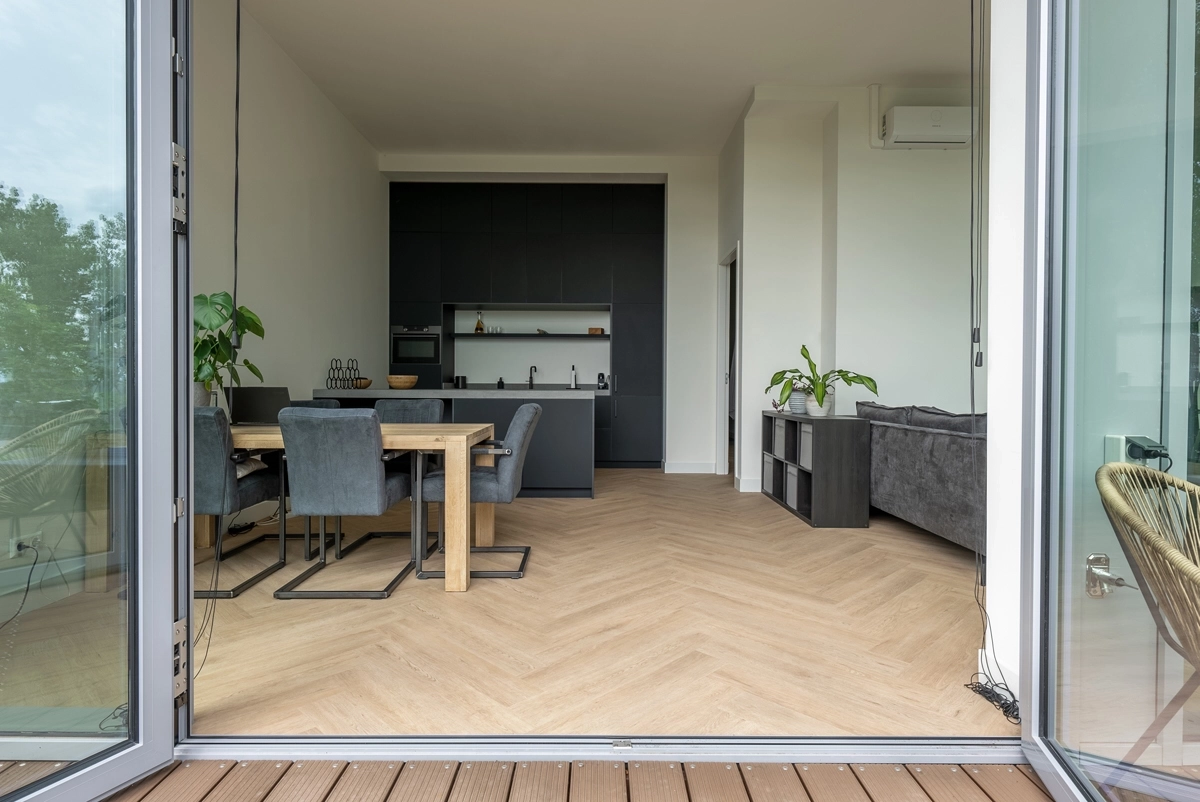 Floer Walvisgraat Click PVC Gaia Grijsbeige woning inrichting 6.webp