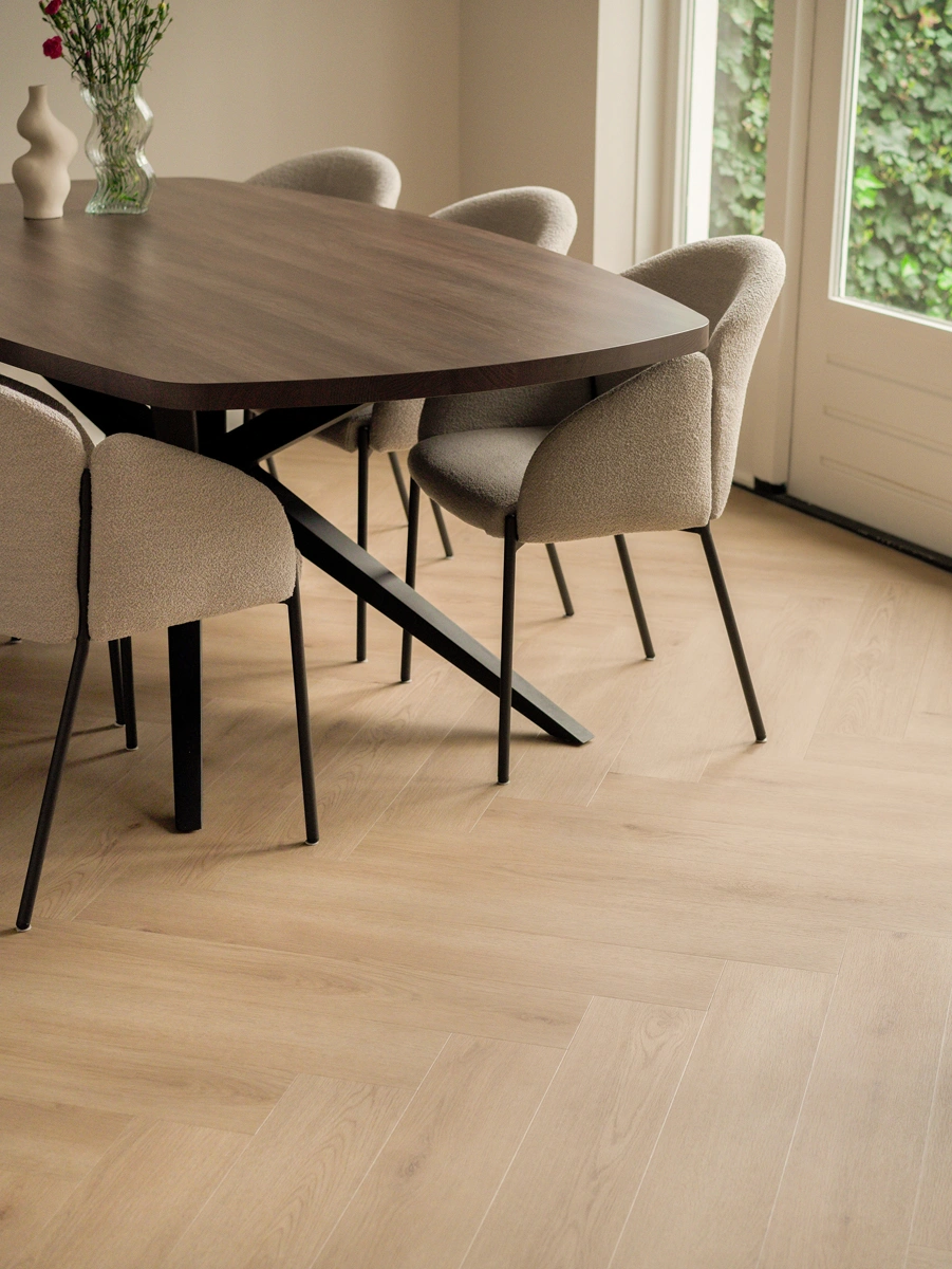 Floer Walvisgraat Click PVC vloer Bryde Bruin interieur woonkamer. 6.webp