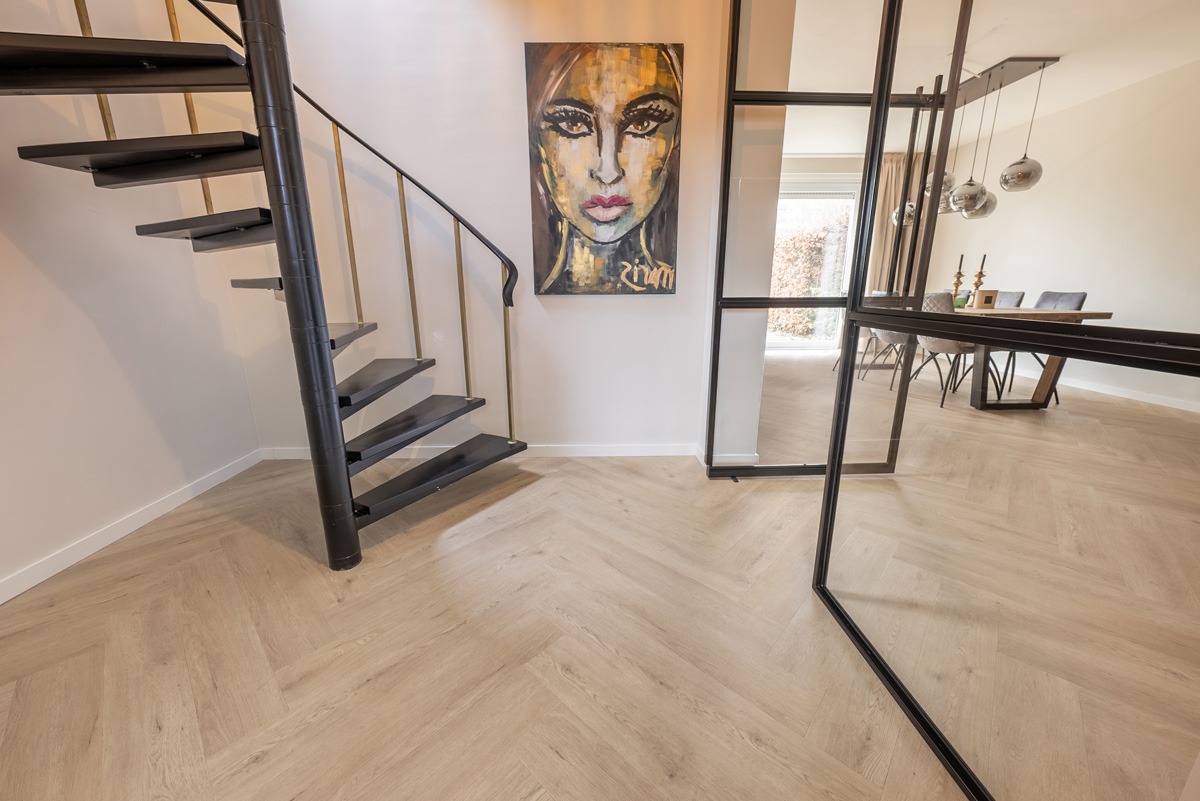 Floer Walvisgraat Click PVC vloer Gaia Grijsbeige 3.jpg
