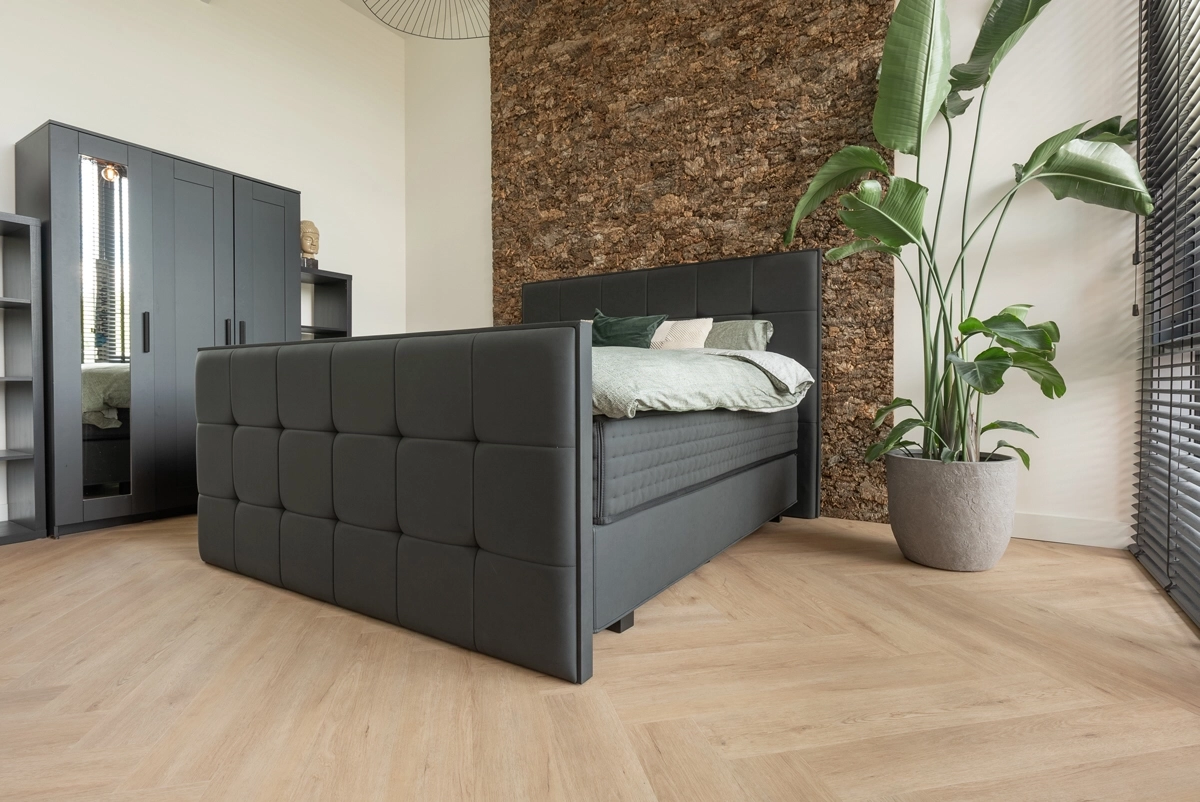 Floer Walvisgraat Click PVC vloer Gaia Grijsbeige interieur woonkamer 3.webp
