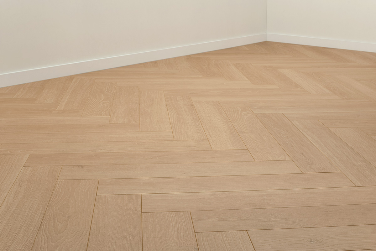 Floer Walvisgraat Laminaat Omura Onbehandeld product perspectief nieuw.jpg